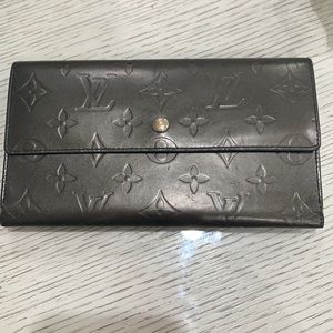 it’s a black louis vuitton wallet with 6 card holders and a holder for cash
